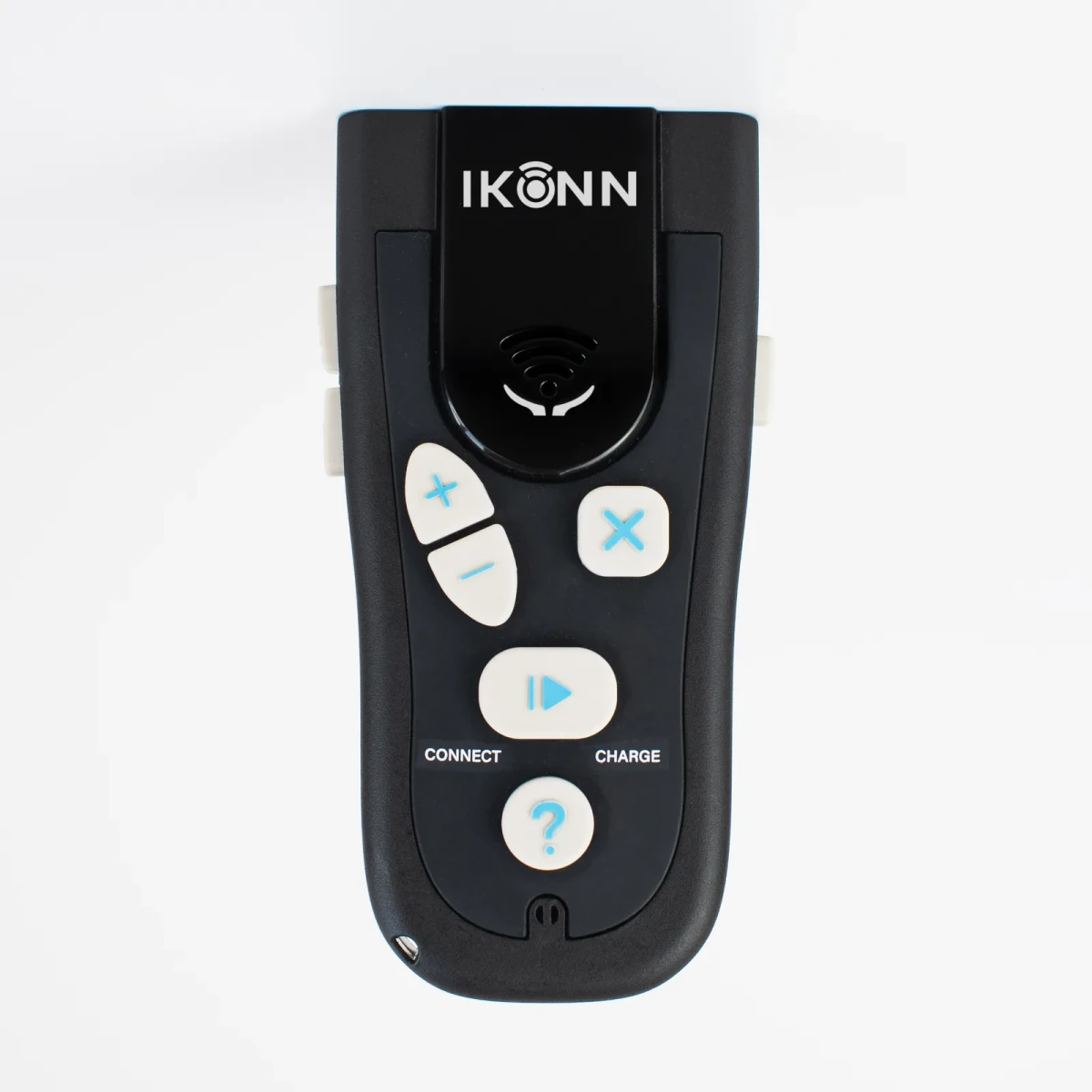 وحدة تحكم IKONN من الأمام، ستة أزرار كريمية برموز زرقاء على علبة سوداء
