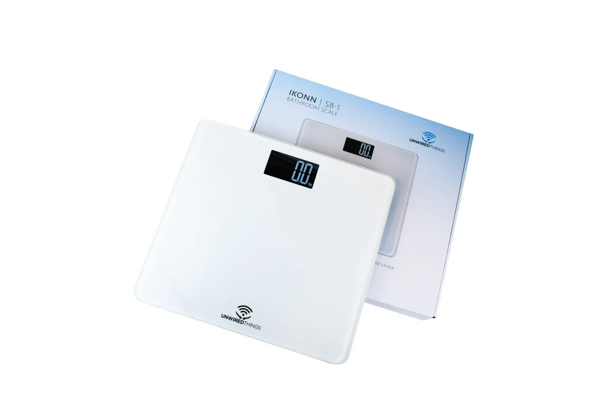 The SB-1 reading 0.0 kg in front of its pale blue retail box
