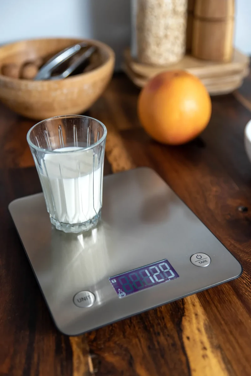 A glass of milk on the SK-1 on a dark wooden worktop, measured by volume