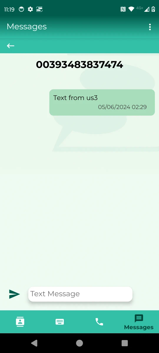 شاشة الرسائل في تطبيق SpeakyAI تعرض محادثة نصية وحقل كتابة رسالة.