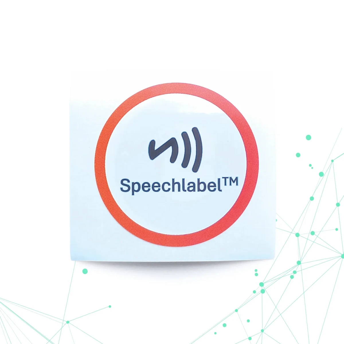 Ein einzelner Speechlabel Touch NFC-Aufkleber: ein quadratisches weißes Etikett mit einem roten Ring um das Kontaktlos-Symbol und dem Wort Speechlabel.