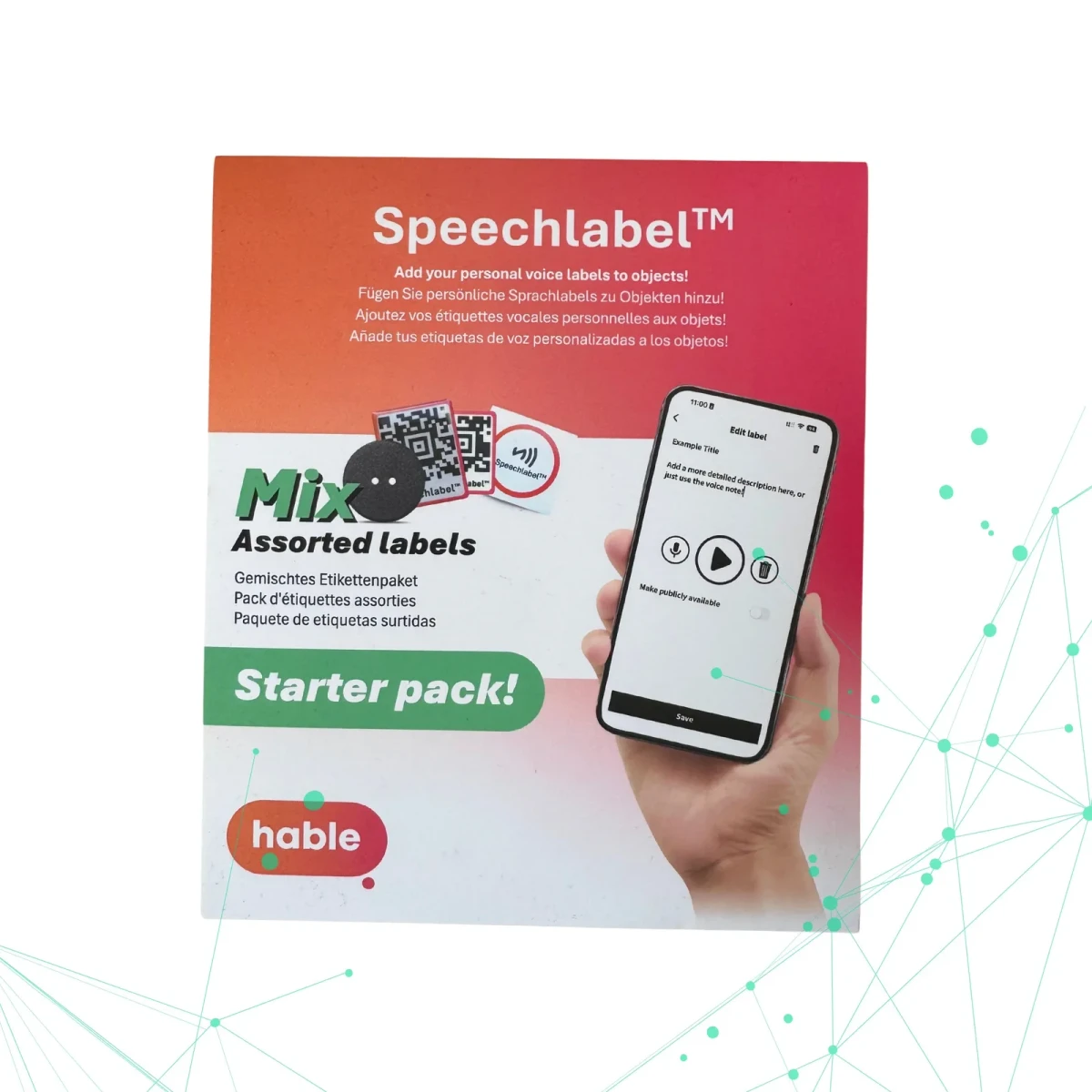 علبة حزمة البداية من Speechlabel، مكتوب عليها 'Mix، ملصقات متنوعة، حزمة البداية' بالإنجليزية والألمانية والفرنسية والإسبانية، تعرض مزيجاً من ملصقات QR وNFC ويد تمسك هاتفاً مفتوحاً على تطبيق Speechlabel.