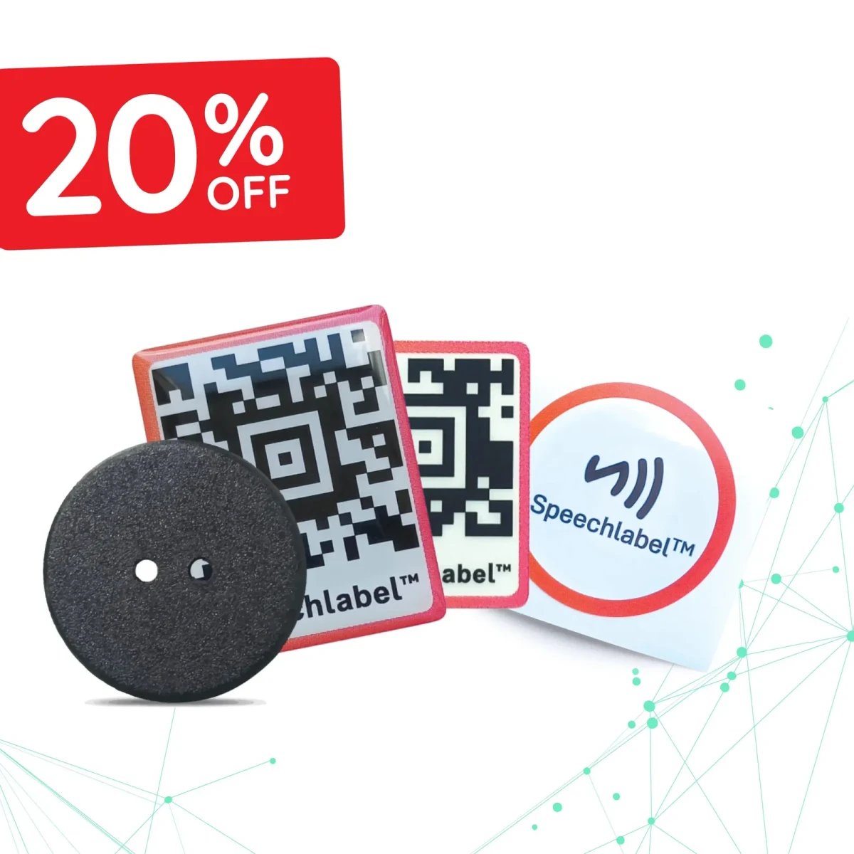 Eine Auswahl verschiedener Speechlabel-Etikettentypen zusammen gruppiert: ein runder schwarzer NFC-Wäscheknopf, ein dicker QR-Aufkleber, ein dünner QR-Aufkleber und ein runder NFC-Touch-Aufkleber, mit einem roten '20% Rabatt' Abzeichen.
