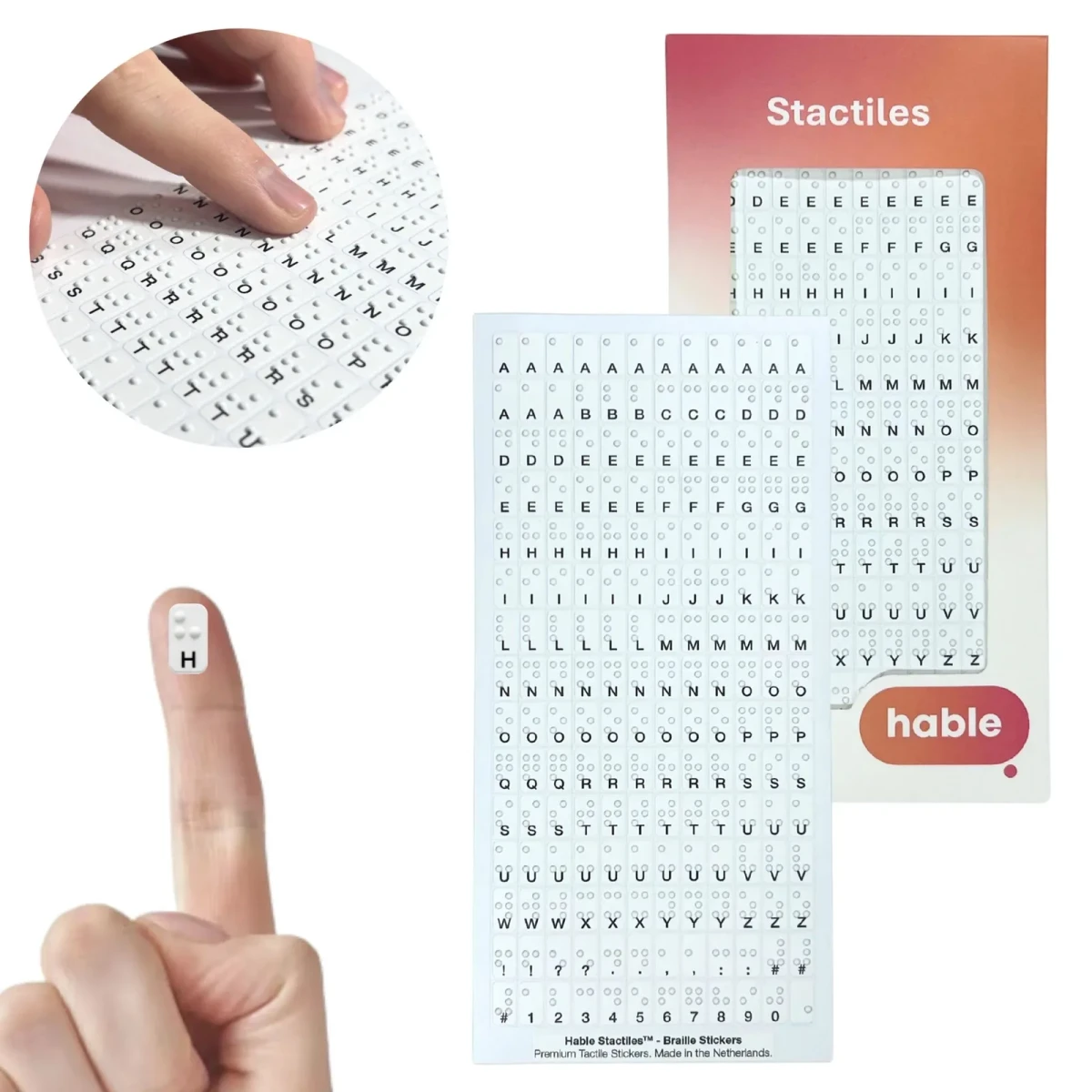 Das Hable Stactiles Premium Tiny Braille Set: ein weißes Blatt mit 180 zellengroßen Aufklebern, jeder mit erhabenen Braillepunkten über einem gedruckten Zeichen, das vollständige Alphabet, Satzzeichen und Zahlen, gezeigt mit der orangefarbenen Box. Eine Fingerspitze hält einen einzelnen kleinen Aufkleber mit dem Buchstaben H, und ein Ausschnitt zeigt Finger, die die Reihen ertasten.