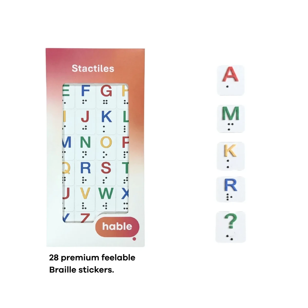 Il foglio di lettere Hable Stactiles mostrato nella sua scatola arancione, accanto a una fila verticale di cinque adesivi ingranditi con le lettere A, M, K, R e un punto interrogativo, ciascuno con i punti Braille sotto il carattere stampato. Il testo recita: 28 adesivi Braille tattili di qualità premium.