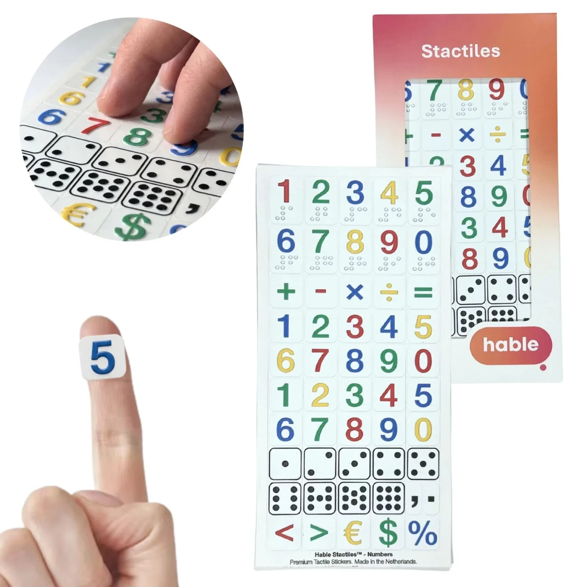 Das Hable Stactiles Zahlenset: ein weißes Blatt mit erhabenen Aufklebern mit den Ziffern 0 bis 9 in Farbe mit Braillepunkten, mathematischen Symbolen, Würfelpunktmustern und Währungssymbolen, gezeigt mit der orangefarbenen Verpackung. Eine Fingerspitze hält einen einzelnen blauen Aufkleber mit der Zahl 5 und ein Ausschnitt zeigt Finger, die die Zahlen und Würfel ertasten.