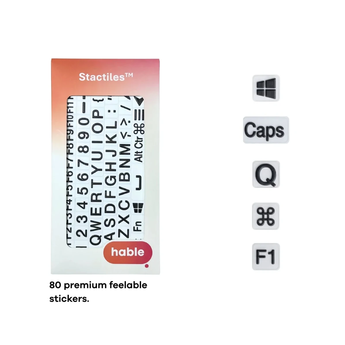 ورقة Hable Stactiles QWERTY معروضة داخل علبتها البرتقالية، بجانب صف عمودي من خمسة ملصقات مفاتيح مكبرة: مفتاح Windows، مفتاح Caps، حرف Q، مفتاح Command ومفتاح F1. النص يقول '80 ملصقاً ملموساً فاخراً'.