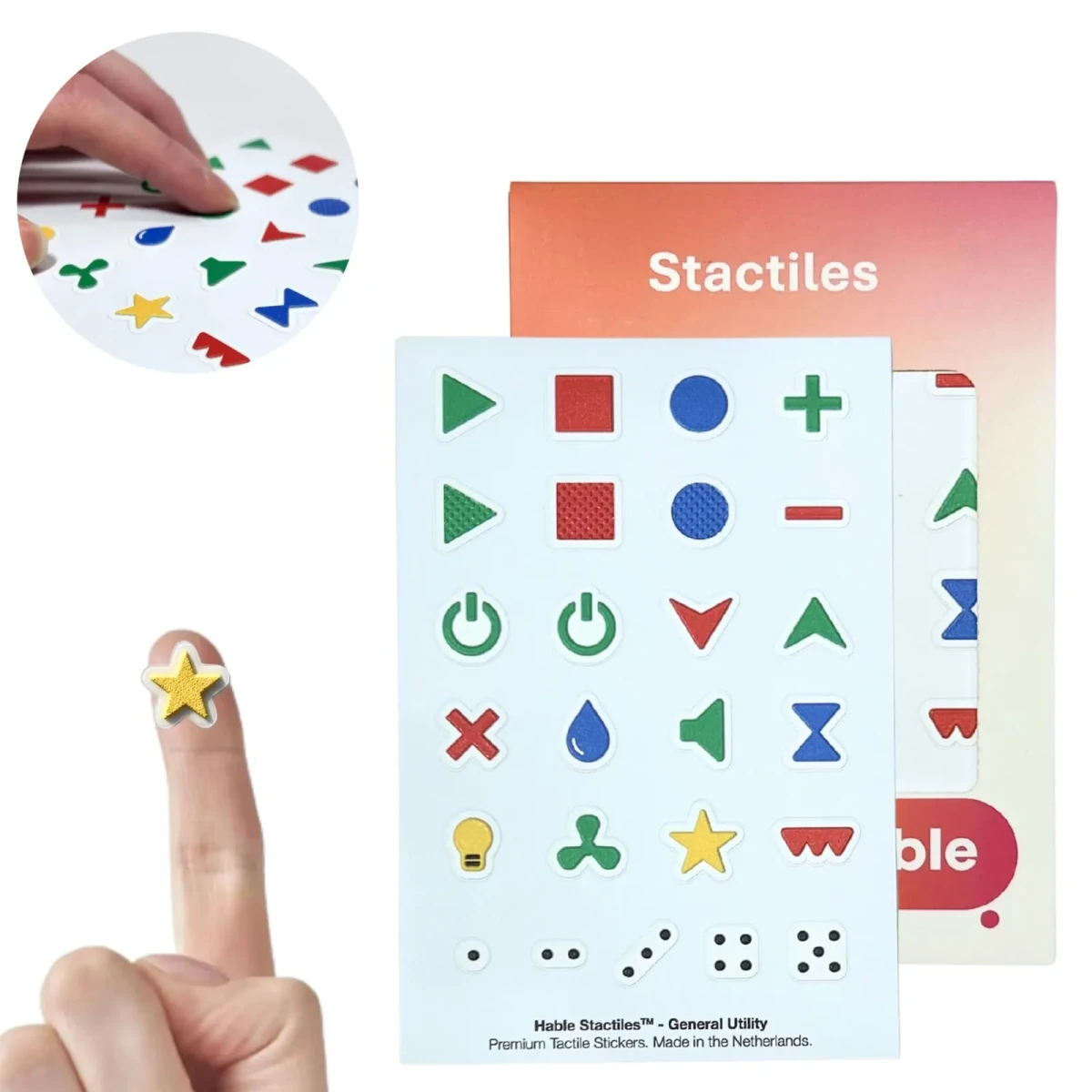 Das Hable Stactiles Allzweck-Set: ein weißes Aufkleberblatt mit kleinen erhabenen Symbolen, darunter ein grünes Dreieck, ein rotes Quadrat, ein blauer Kreis, Plus- und Minuszeichen, Power-Tasten, Pfeile, ein X, ein Wassertropfen, ein Lautsprecher, eine Glühbirne, ein Ventilator, ein Stern und Würfelpunkt-Muster, gezeigt mit der orangefarbenen Verpackung. Eine Fingerspitze hält einen einzelnen gelben Stern-Aufkleber, und eine Nahaufnahme zeigt Finger, die die Aufkleber ertasten.
