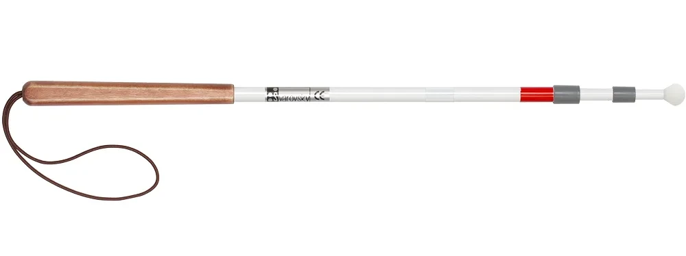 Gerader dreiteiliger teleskopischer weißer Stock: langer Birkengriff mit Lederschlaufe, rotes Band und zwei graue Hülsen nahe der weißen Kugelspitze.
